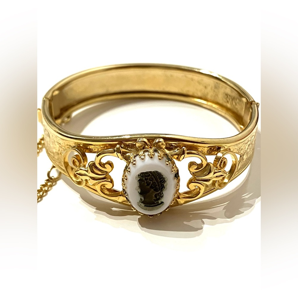 Vintage Gold Tone Cameo Hinged Bracelet